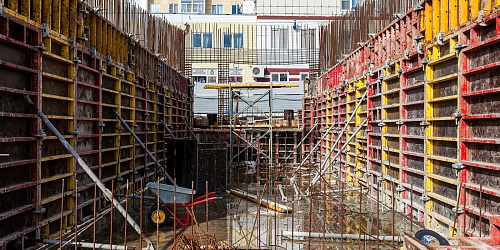 Устройство опалубки вертикальных конструкций паркинга.