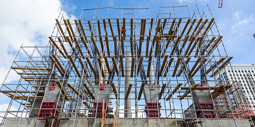 Армирование и устройство опалубки наклонных колонн.