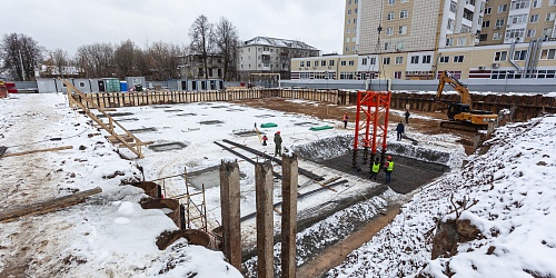 Монтаж первой опоры под башенный кран, разработка котлована и устройство бетонной подготовки